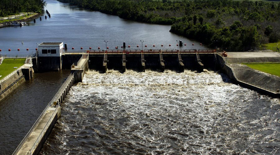 Lock-spillway